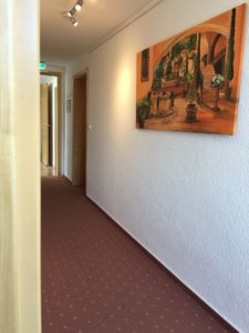 Casa Medica warme Farben Entspannung und viel Ruhe nach der Quellwasser-Dauerbrause